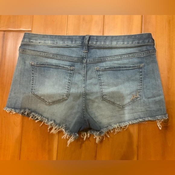 Express jean shorts size 8 NWOT - Picture 2 of 3